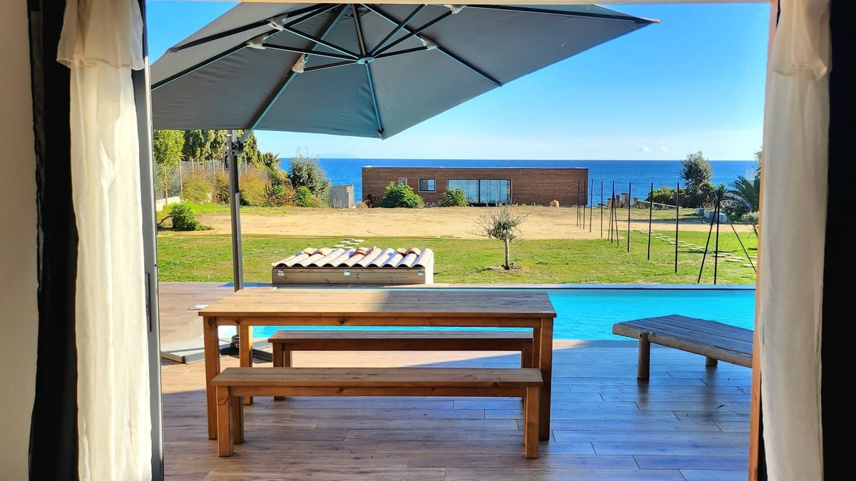 Bravone Villa | Villa de 100 m² les Pieds Dans L'eau Avec sa Piscine Privée