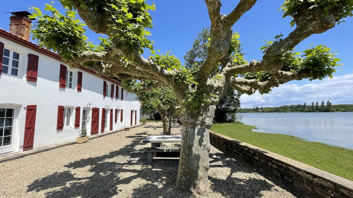 Urt Villa | Villa de Caractère Dans un Cadre Unique au Bord de Leau