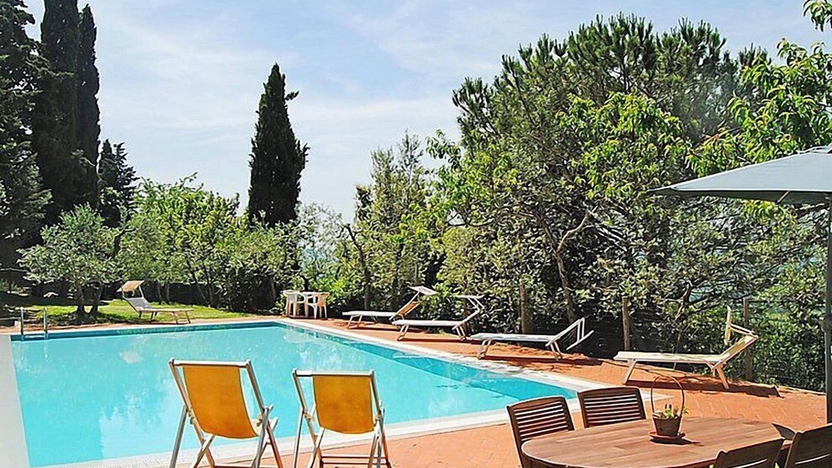 Loro Ciuffenna Villa | Villa del Nibbio: A characteristic and welcoming two-story age-old farm house located in an isolated position, on the slopes of a hill which is covered with olive groves, with Free WI-FI.