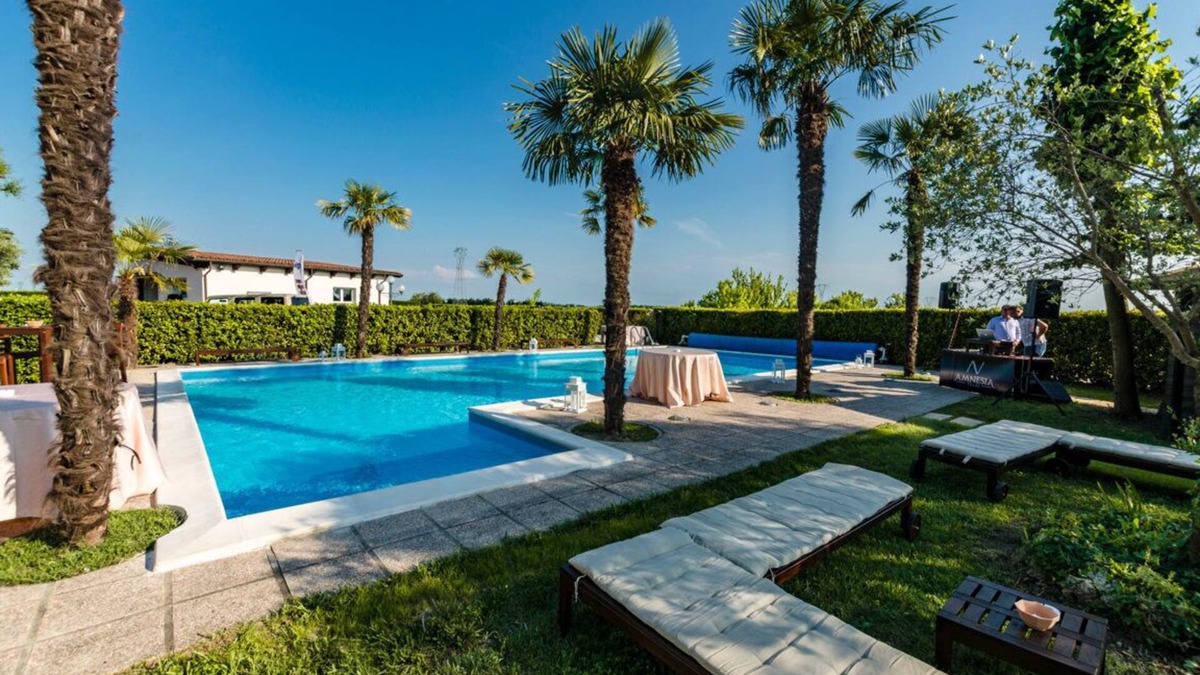 Mezzano Villa | VILLA DE LA REINA