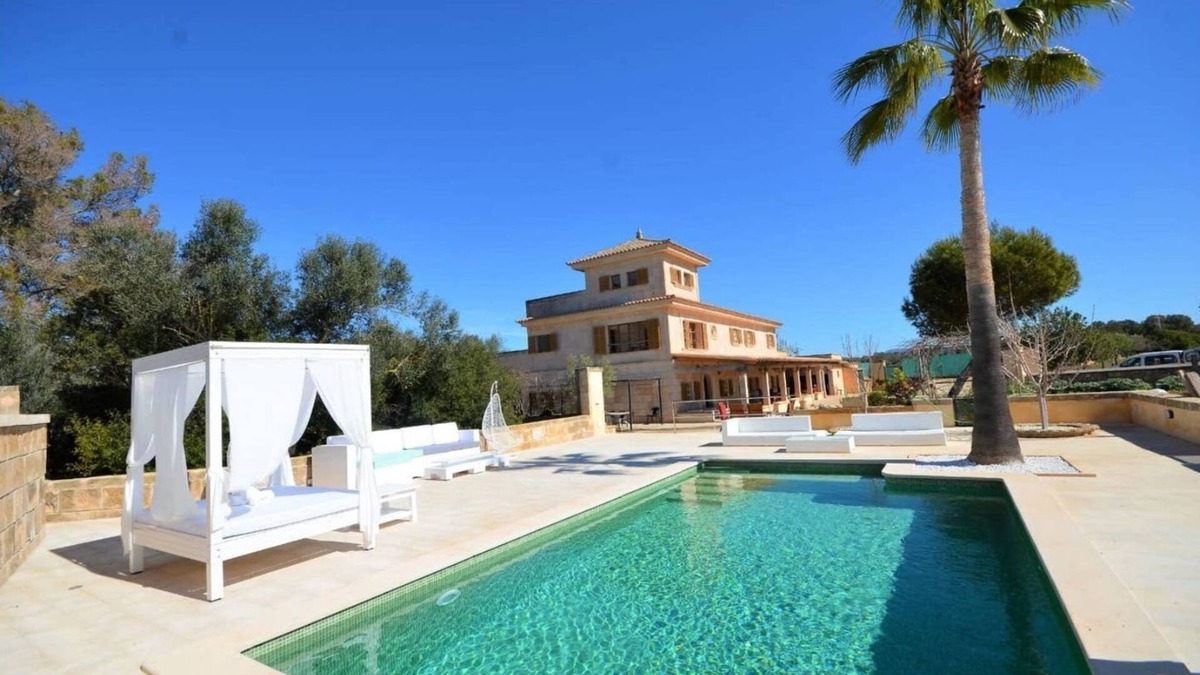 Son Antem Villa | Villa de Lujo con Campo de Voley Privado