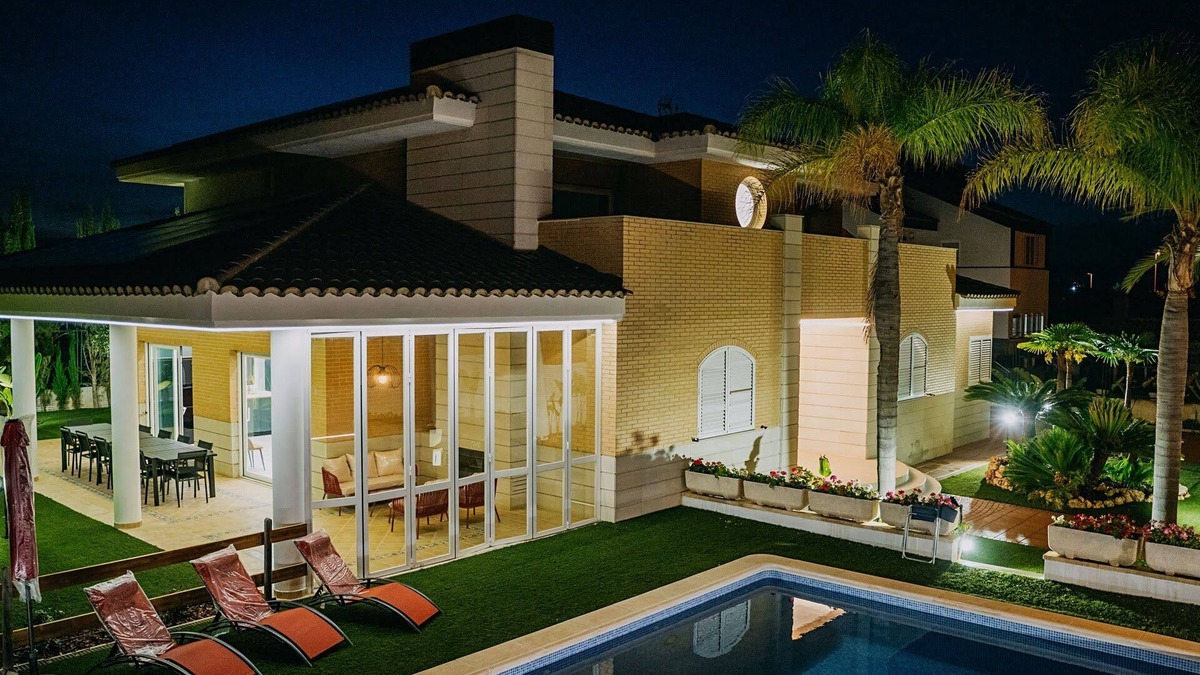 Playa de Almarda Ski Chalet | Villa de Lujo de 7 Hab. 470 M2.con Piscina. Parcela de 1,000 m2. Playa Corinto
