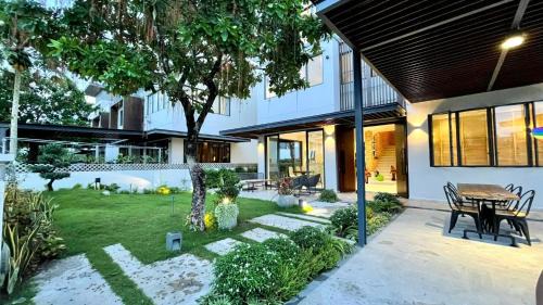 Nhon Trach Villa | Villa de Lumiere - đô thị thượng lưu Swanbay, Đại Phước 330m2 với 6 phòng ngủ tiện nghi