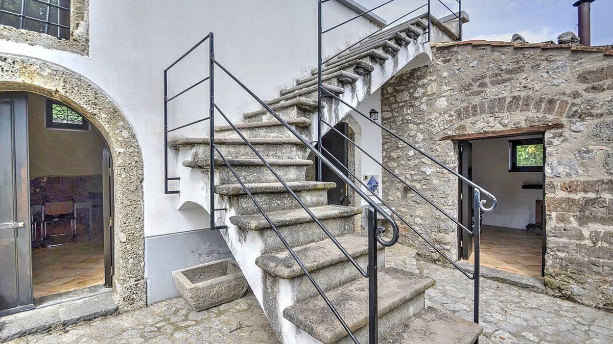 Fisciano Villa | Villa dei Faggi: A characteristic and welcoming two-story apartment that is part of an ancient country house surrounded by the greenery.