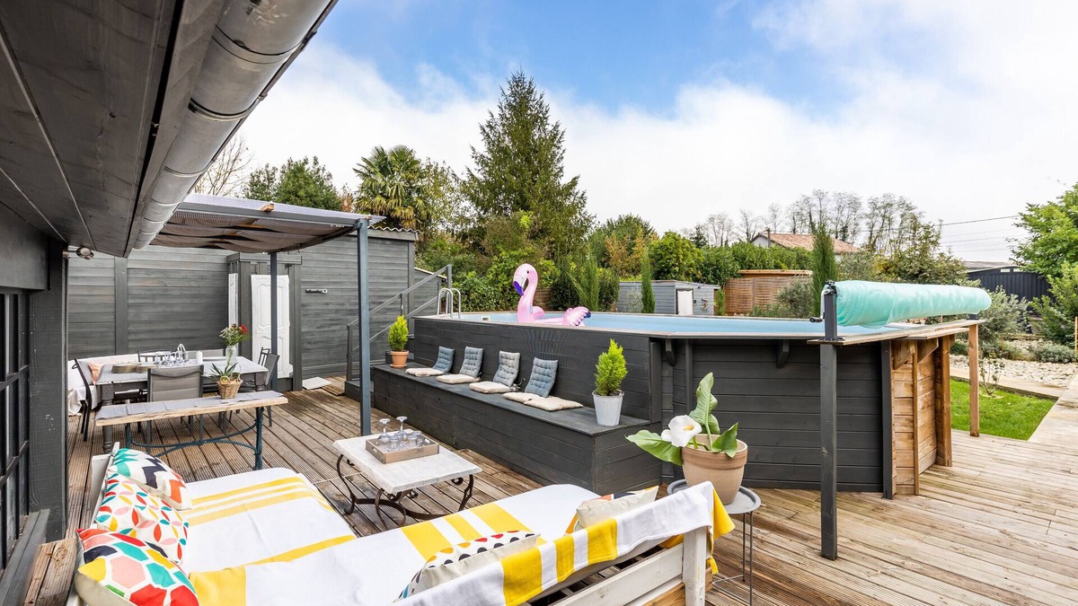 Vertheuil Villa | Villa "Demeure en Pierre" with Private Pool & Wi-Fi