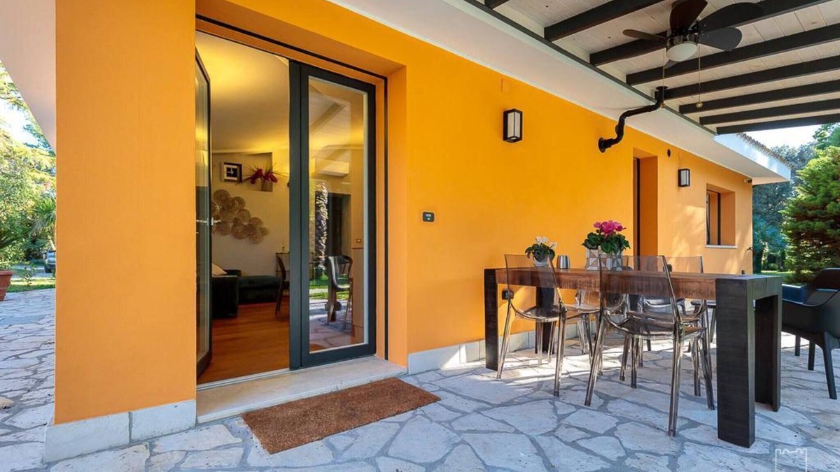 Lecce Villa | Villa 'Dependance' with Shared Pool, Wi-Fi and Air Conditioning