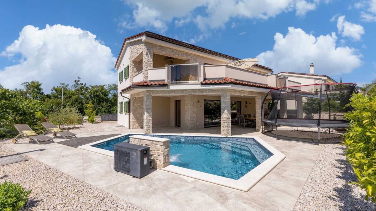 Milohnici Villa | Villa Divina – Coastal Villa with Heated Pool and EV Charging Station
