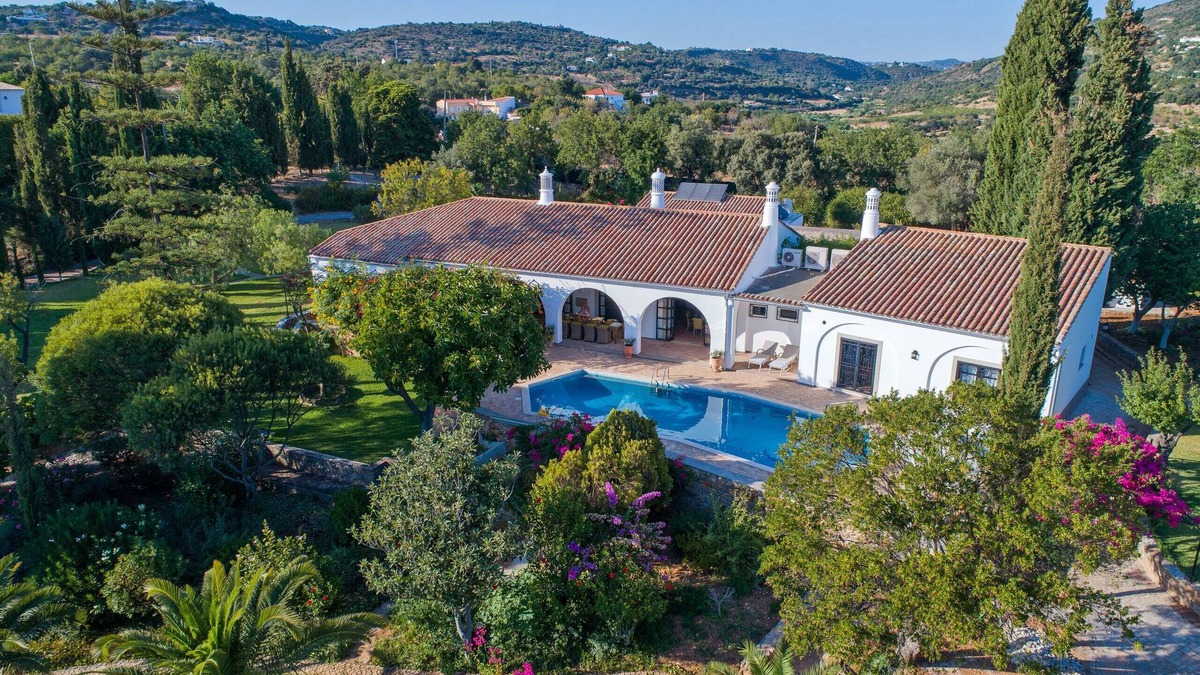 Lagos e Relvas Villa | Villa dos Ciprestes by Portucasa