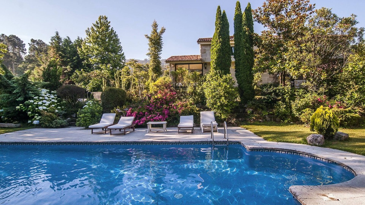 Gondomar Villa | Villa Donas in the Rias Baixas between sea and mountain with saline pool.