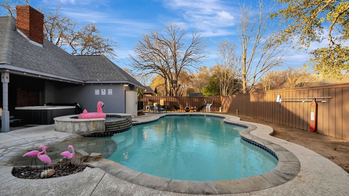 North Richland Hills House | Villa D’Oro, Saltwater Pool, Hot Tub, Arcade, Foosball & Walking Trail