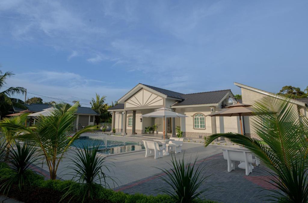 Kampung Bukit Katil Villa | Villa Dracaena Melaka - Private Pool, Hill View, 20 minutes to Town
