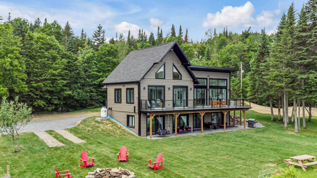 Saint-Brigitte-de-Laval Villa | Villa du Lac Poulin waterfront