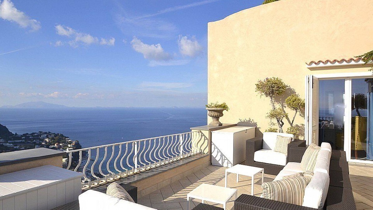Capri Apartment | Villa Due Marine: A splendid and luminous apartment situated in a quiet location, at a short distance from the famous Piazzetta of Capri, with Free WI-FI.