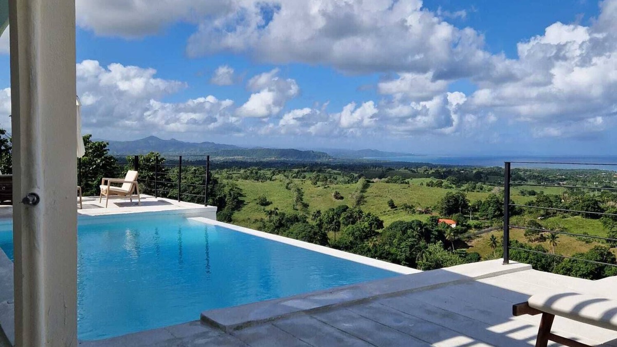 El Factor Villa | Villa elevated on a hill overlooking a majestic view of the sea
