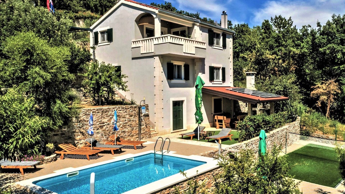 Omis Villa | Villa Eagle, isolated piece of your own paradise, heated pool, badminton court