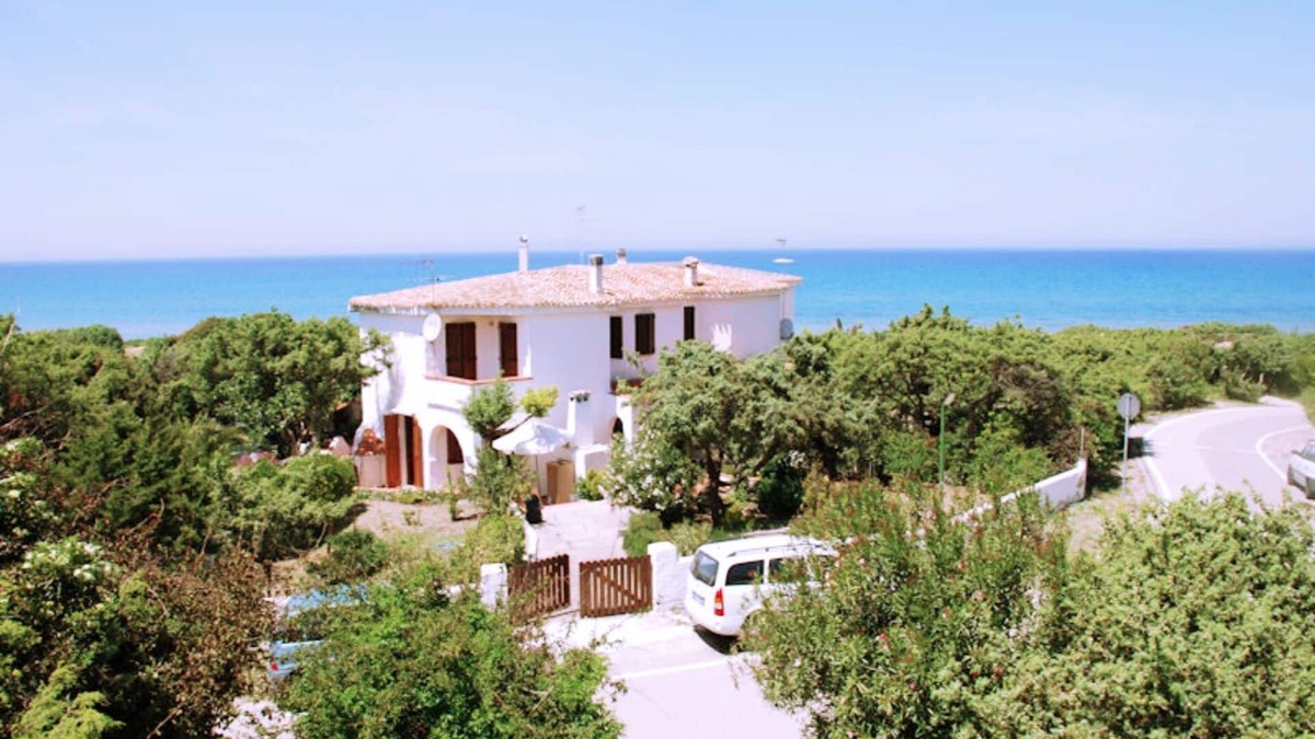 Platamona Villa | Villa Eden Beach, for 10 people, 50 meters from the beach, with garden