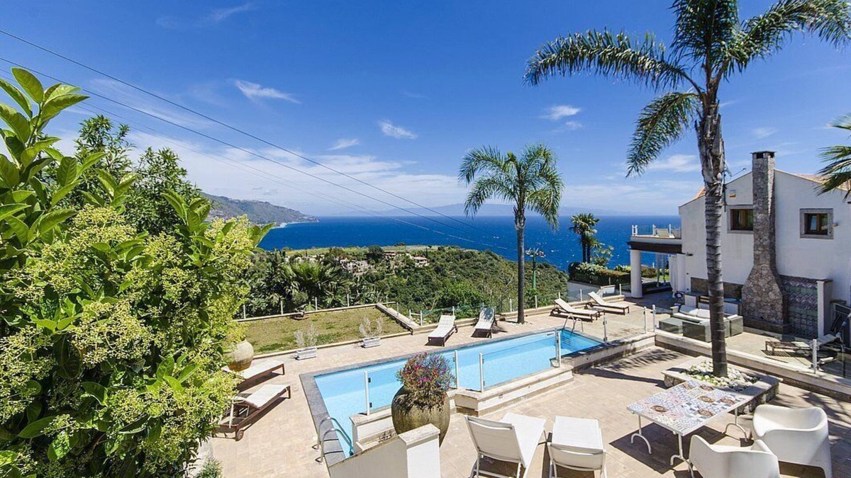 Taormina Villa | Villa Edipo Grande: A bright three-story villa which faces the sun and the sea, with Free WI-FI.