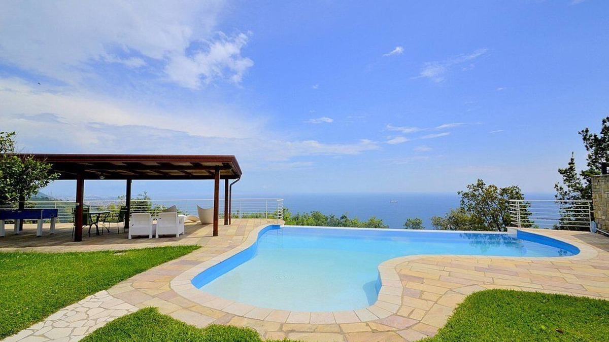 Salerno House | Villa Eichi: A welcoming apartment that is part of a villa in a quiet position, located on a hillside above the sea, with Free WI-FI.