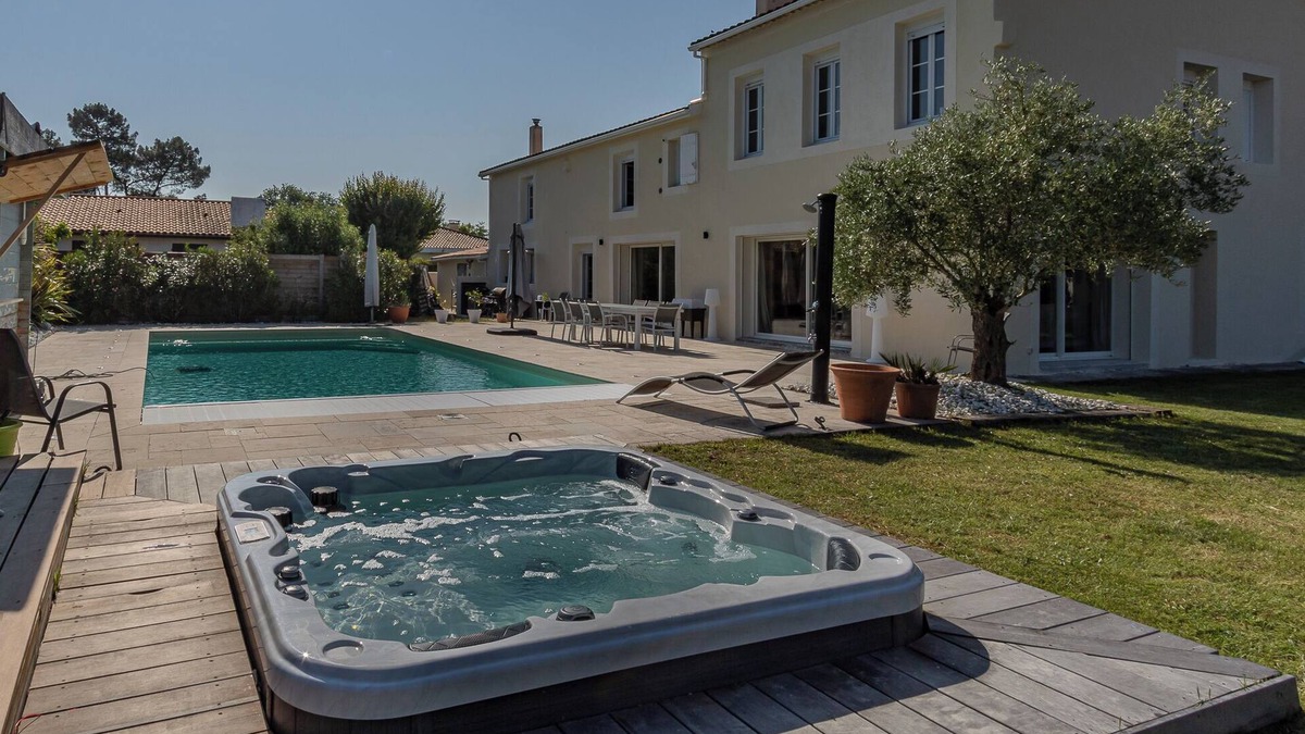 Ludon-Medoc Villa | Villa Eivissa luxury on the route des Châteaux 🍇🏡