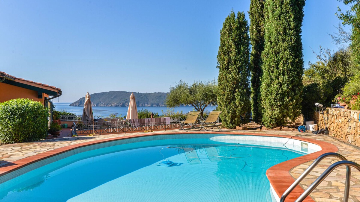 Capoliveri Villa | Villa 'Elba Offsite' with Sea View, Wi-Fi and Air Conditioning