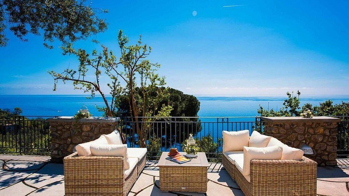 Laurito Villa | Villa Elfe: An elegant and welcoming two-story villa built on the sloping cliff in front of the sea, with Free WI-FI.