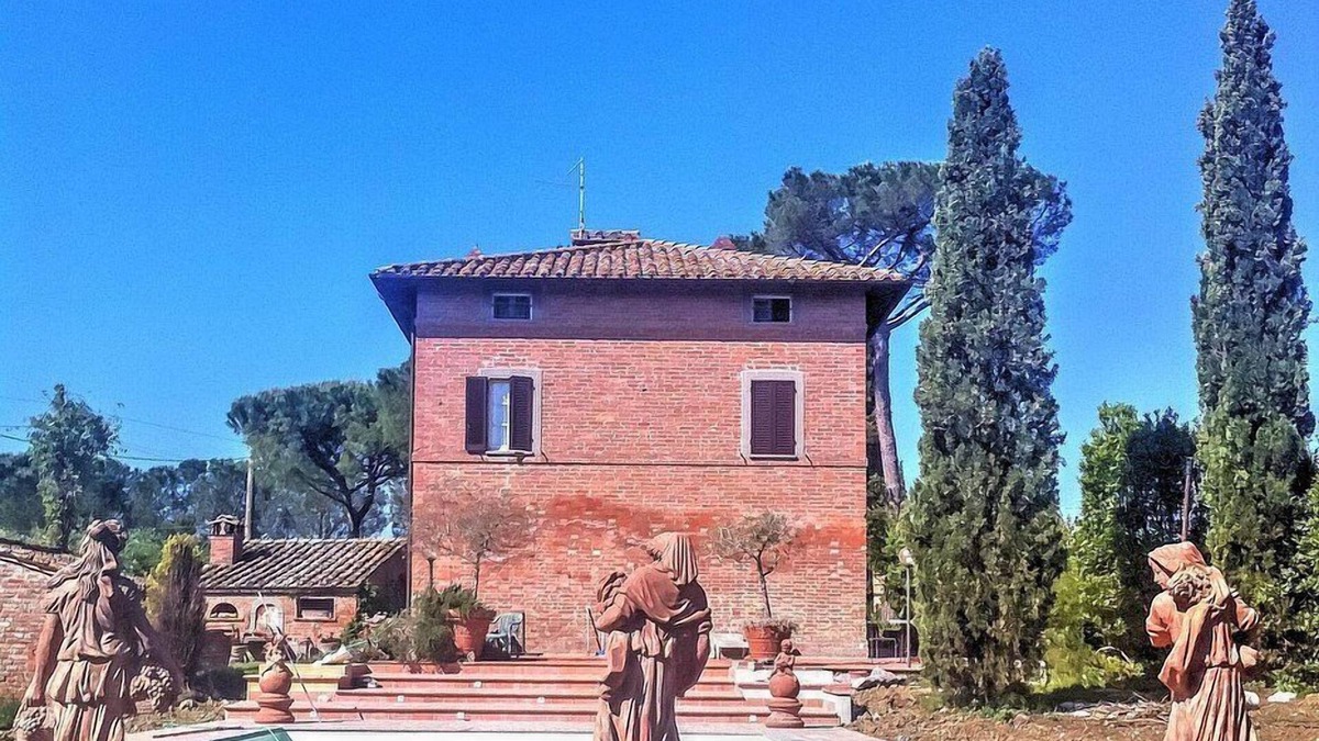 Castiglione del Lago Villa | Villa Eloisa: A three-story historical villa surrounded by the greenery, with Free WI-FI.