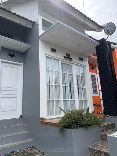 Oro Oro Ombo House | Villa ERICK Batu dekat Jatimpark 2