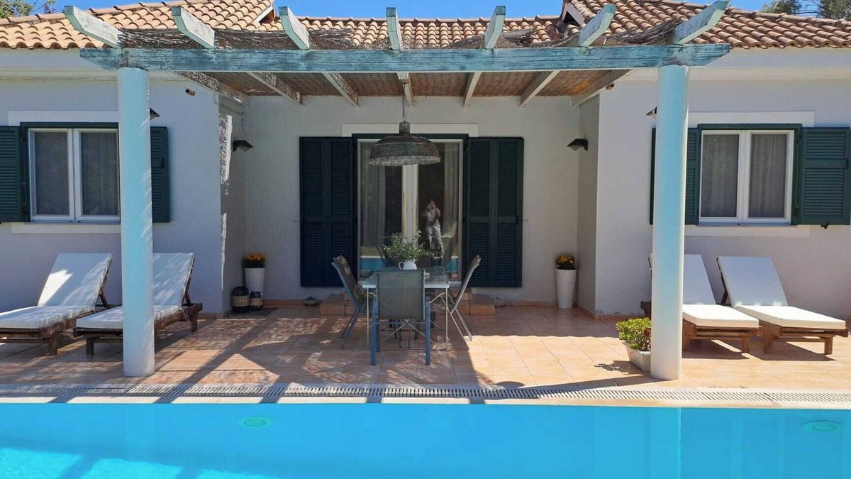 Apolpaina Villa | Villa Erietta near Lefkada center and famous Ag.Giannis beach