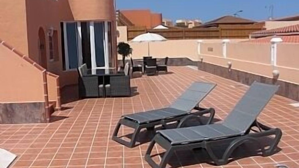 Caleta de Fuste Villa | Villa 4 Bedroom 2 X En Suite And Bedroom 4 has it's own toilet 10 metre H/pool