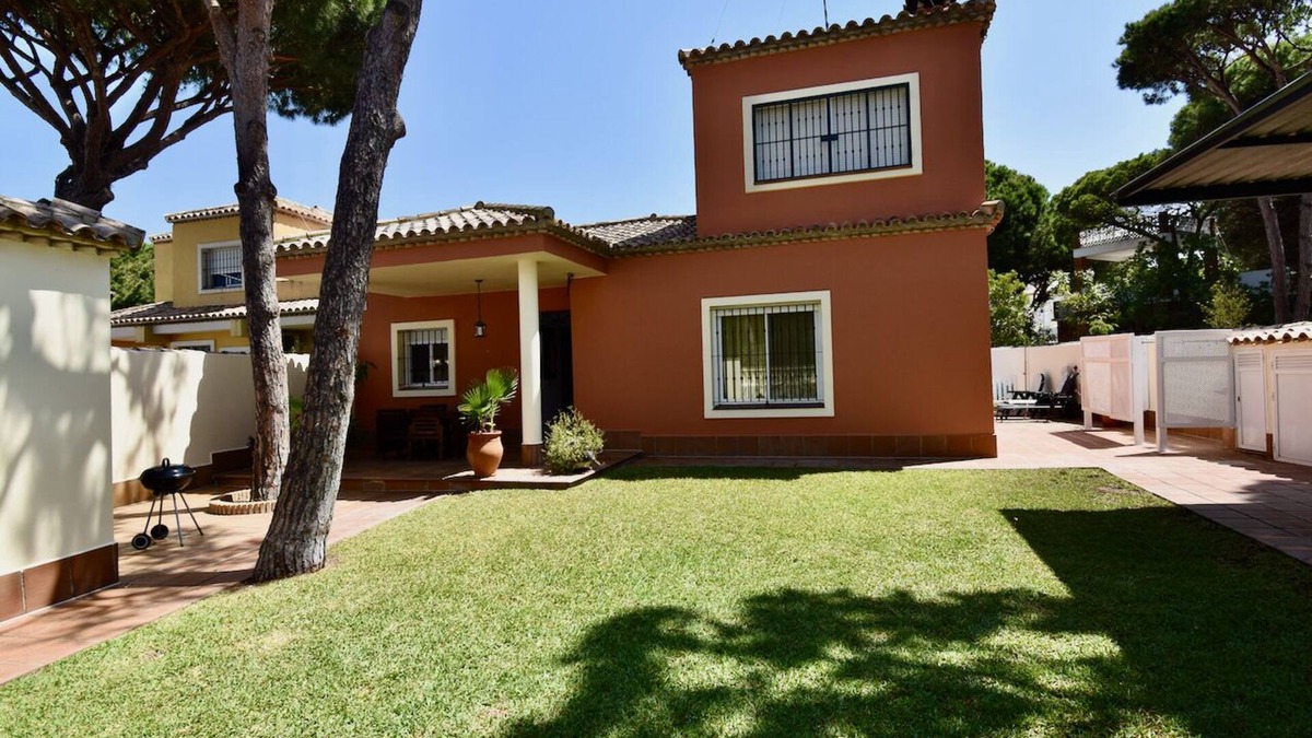 Chiclana de la Frontera Villa | Villa with amazing location! 500m to the beach