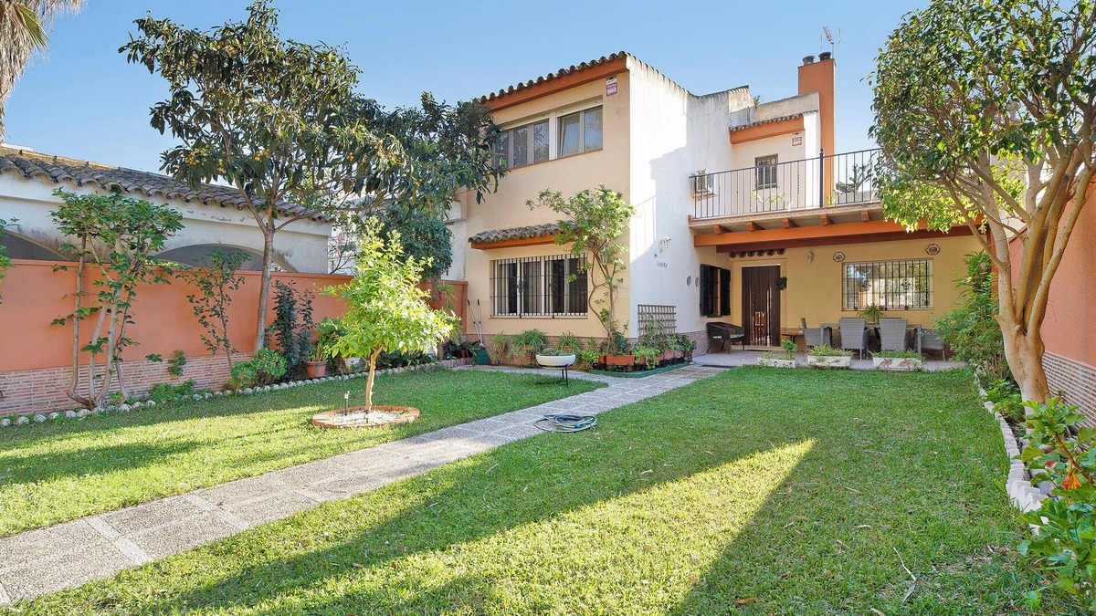 Valdelagrana Villa | Villa 'Valdelagrana' with Shared Pool, Wi-Fi and Air Conditioning