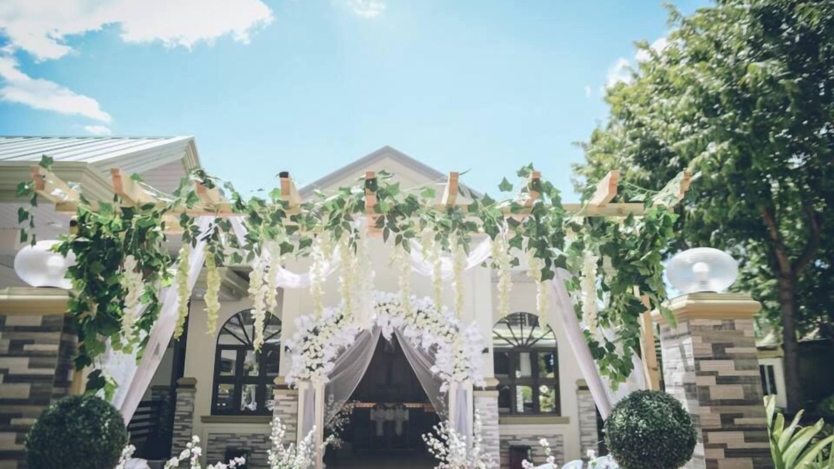Palayan City Hotel | Villa Esmeralda Bryan's Resort Hotel and Restaurant