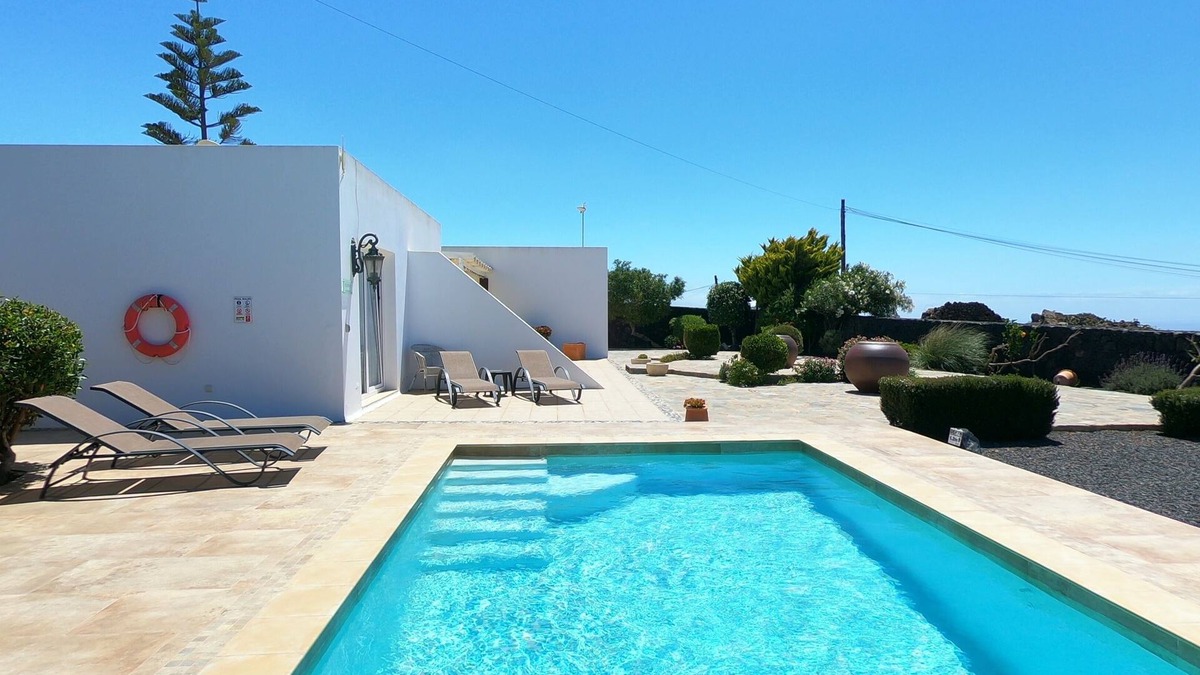 Conil Villa | Villa Essence - with A/C, heated private pool, hottub, gardens & stunning views!
