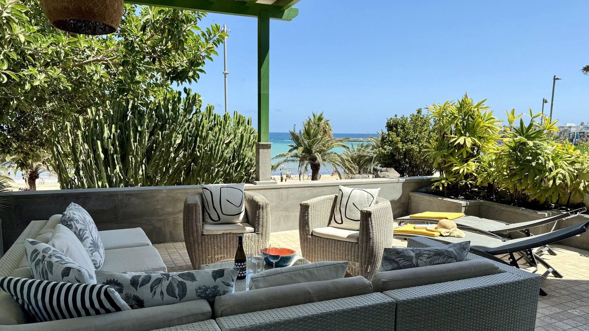 Costa Teguise House | Villa feet in the water, really!