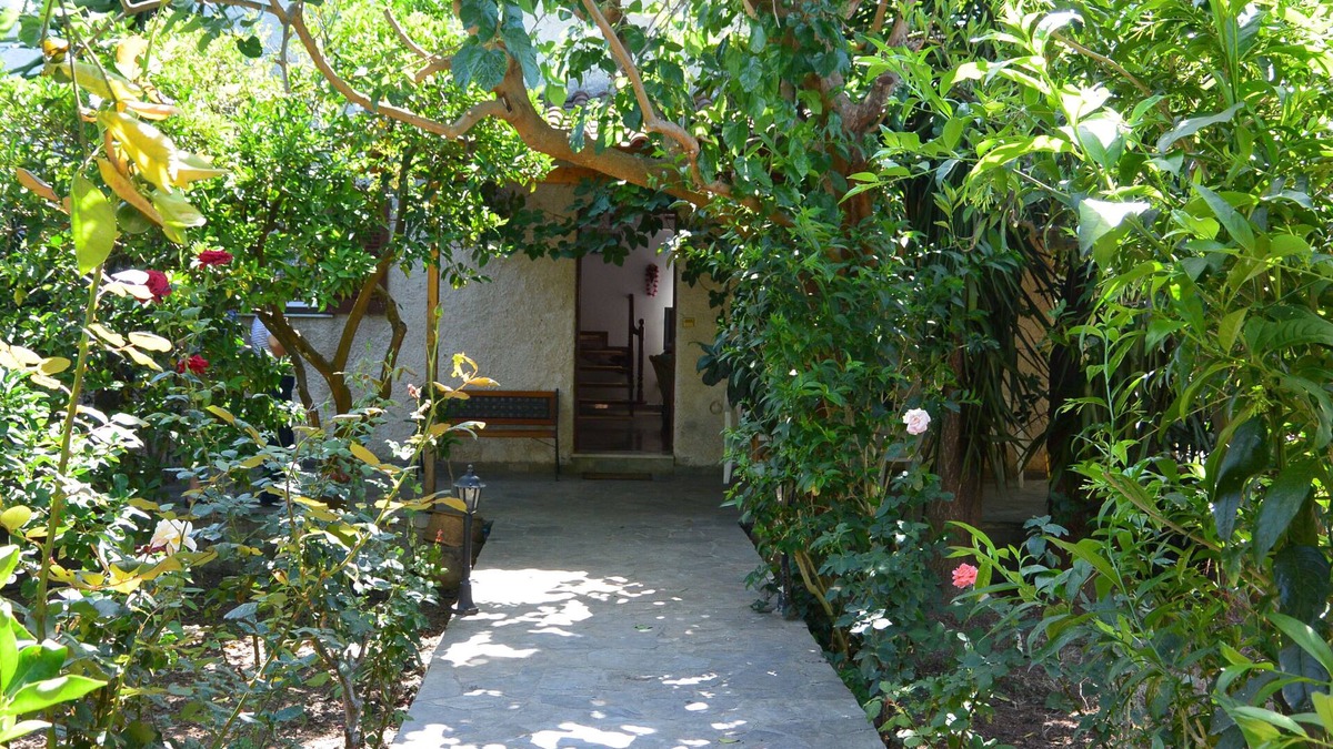 Alikianos Villa | Villa Flora ,3 bedrooms,2 bathrooms ,living room, 12 min by car to Chania center