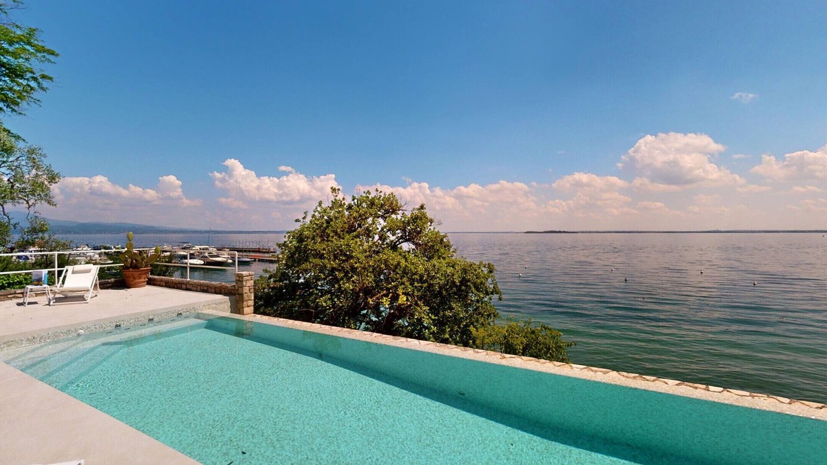 Manerba del Garda Villa | Villa Flora fronte spiaggia By Bookinggardalake