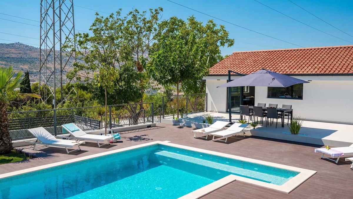Srinjine Villa | Villa Florinda with Pool and Gym near Split