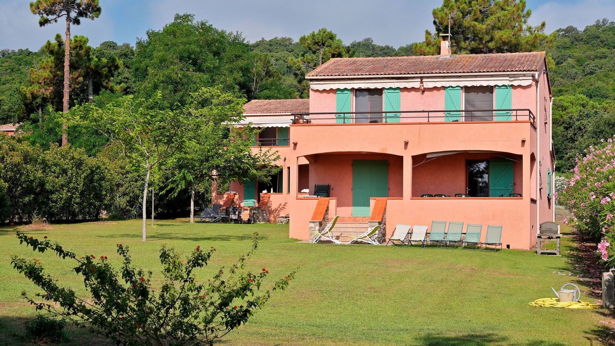 Poggio-Mezzana Villa | Villa for 10 to 12 people on the seafront.