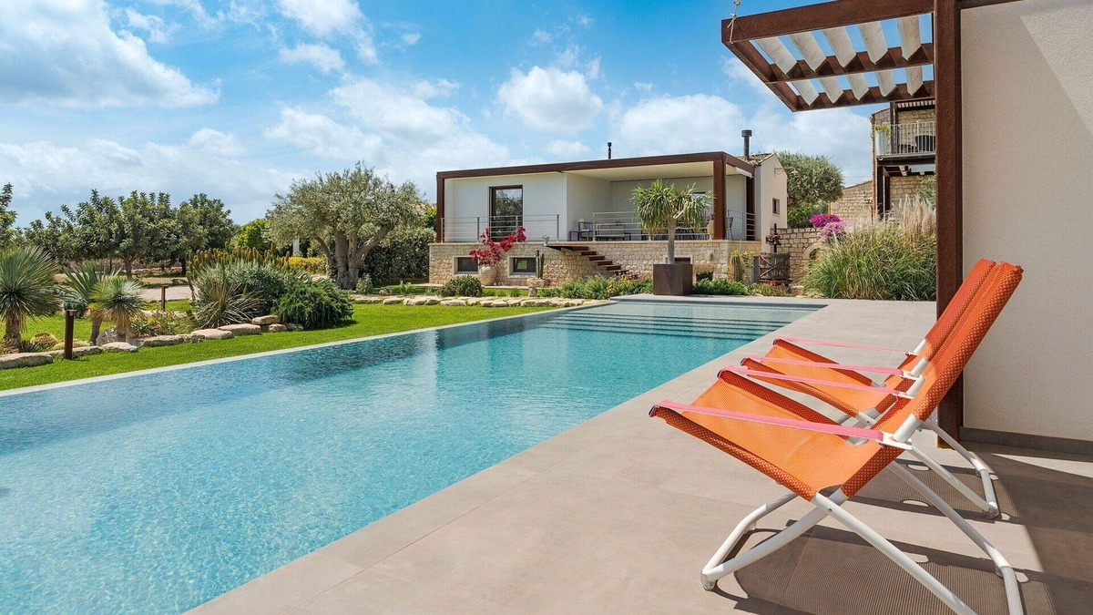 Rosolini Villa | Villa for 12 with Pool, A/C, Garden