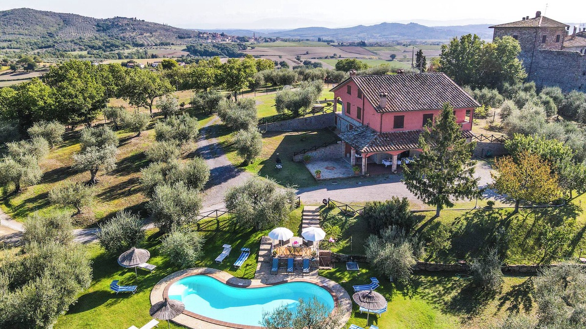 Panicale Villa | Villa for 23 persons with private garden & pool on the Umbria/Tuscany border