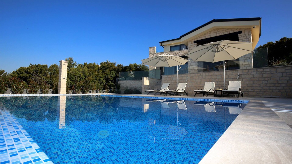 Smrika Villa | Villa for 8 persons, infinity pool, stunning view of the bay, quiet location