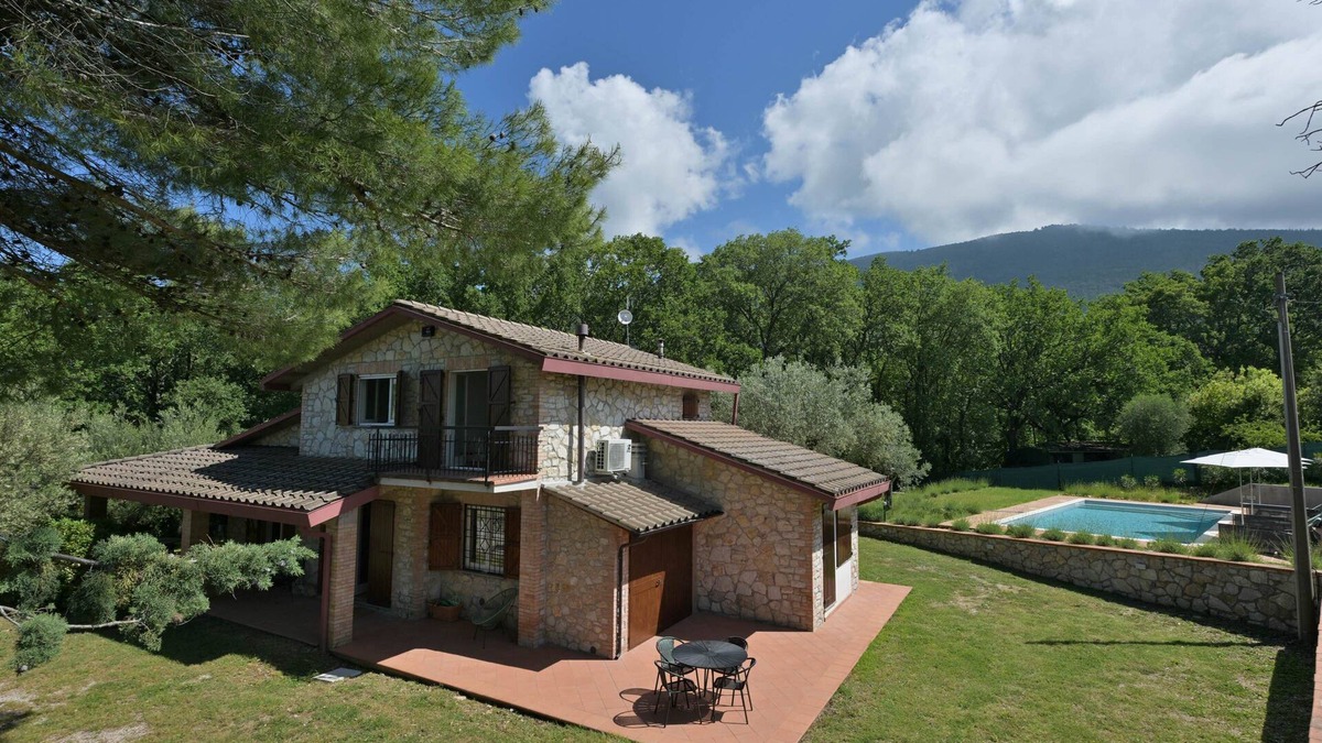 Collesanto Villa | Villa for 8p with private pool in the heart of Umbria, in nature and near Tuscany