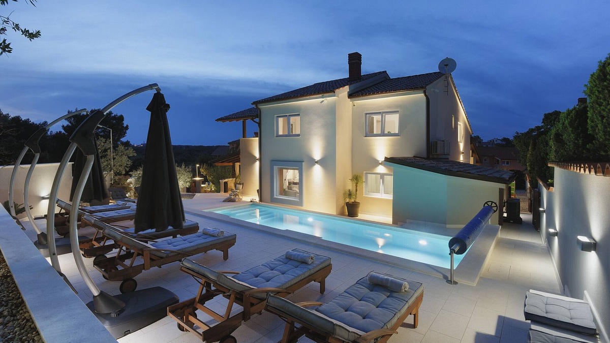 Vinkuran Villa | Villa Forest Bay near Pula for 8 people - only 300 meters from the beach