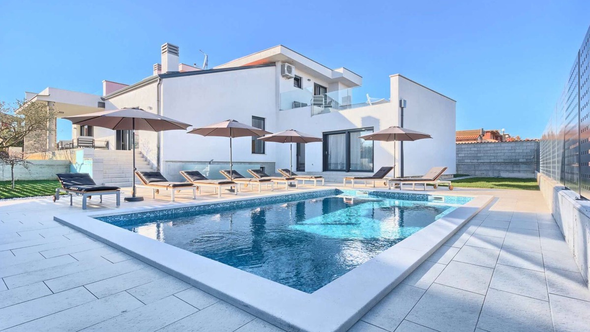 Kastel Villa | Villa Fortuna - in historic town Buje with 4 bedrooms and a pool, near the beach