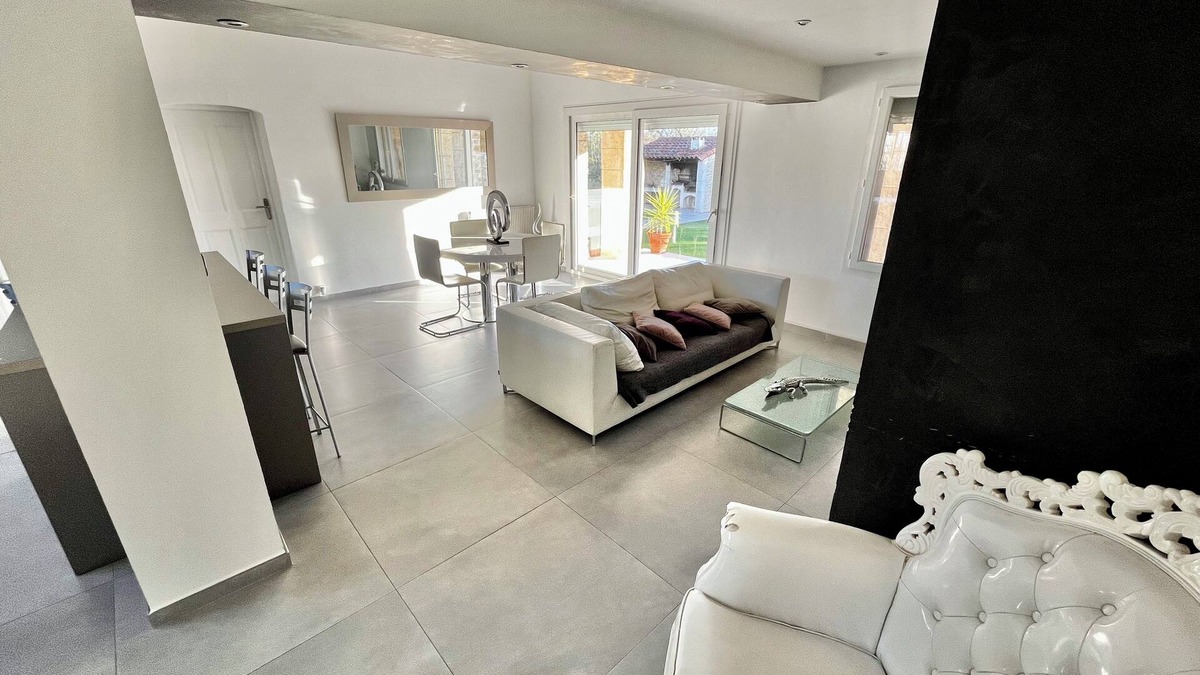 Port-Saint-Louis-du-Rhone House | Villa with beautiful master suite and beautiful garden pool