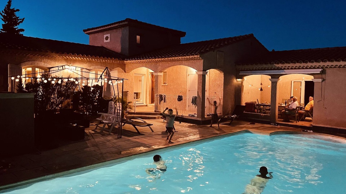 Sainte-Cecile-les-Vignes Villa | Villa 10 persons with swimming pool, near the village