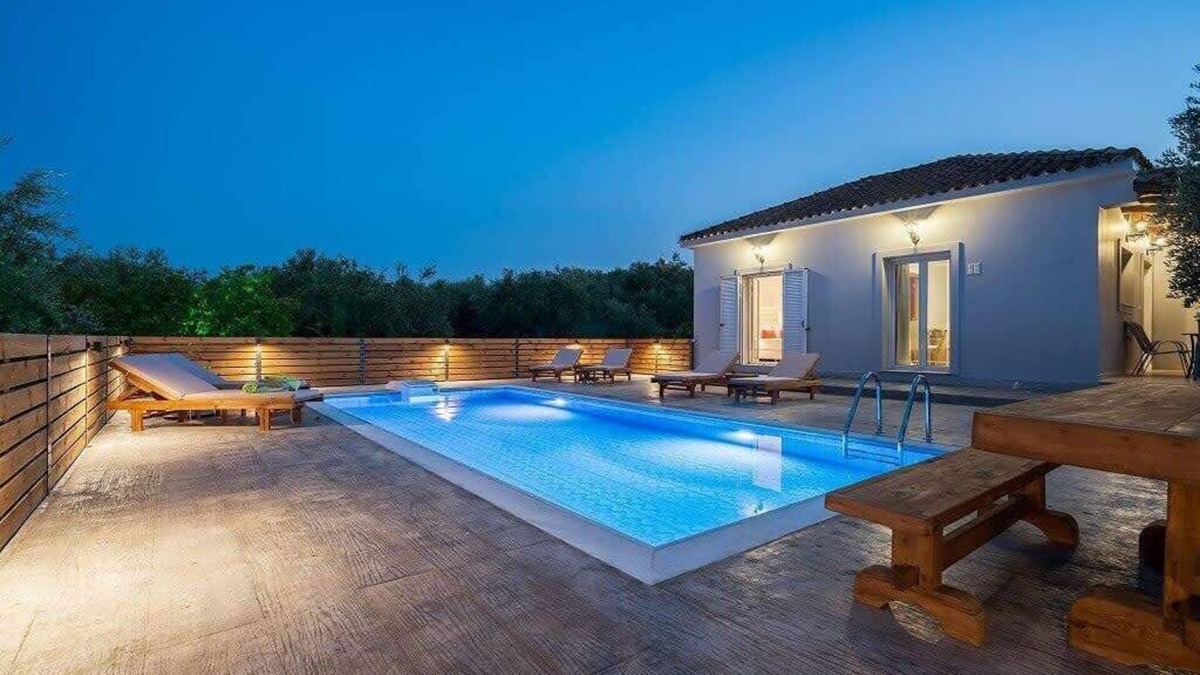 Fiolitis House | Villa Ftelia Private Pool Sleeps 9 Near Beach