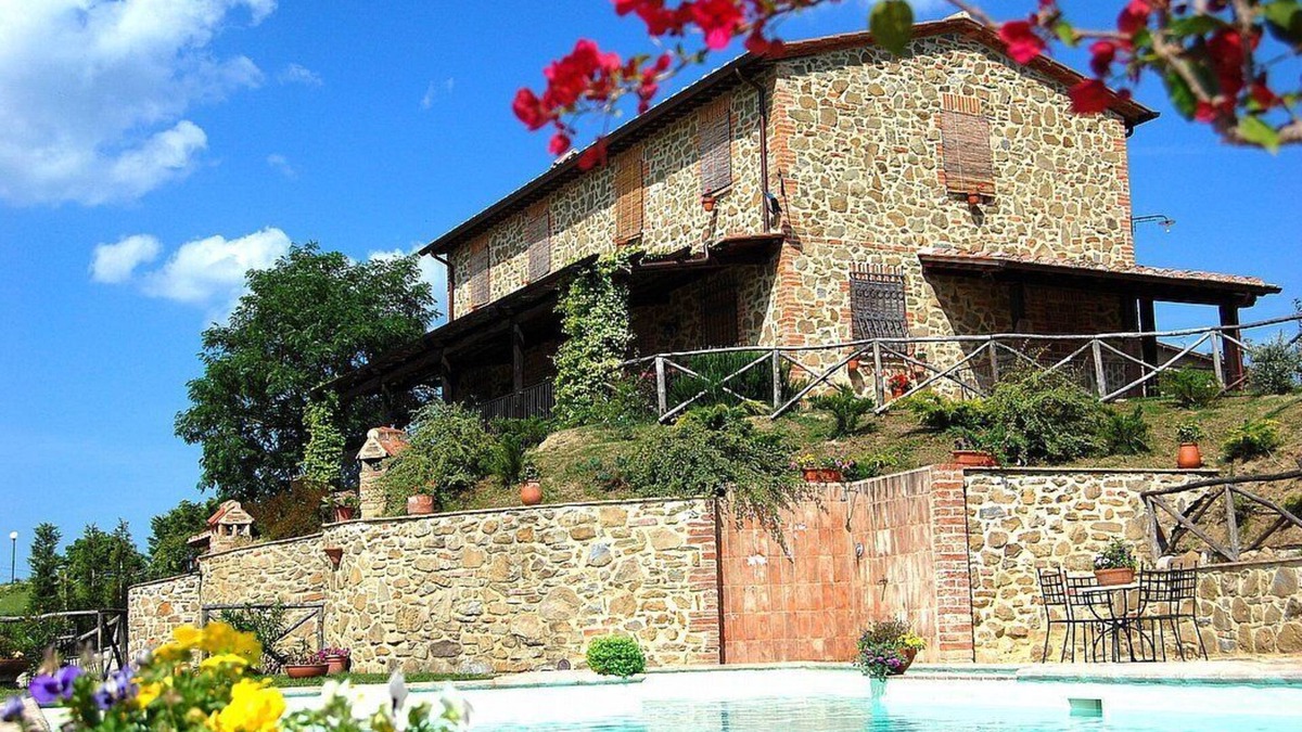 Paciano Villa | Villa Gervasa: A characteristic and welcoming three-story villa situated in a quiet location, a few minutes from the town center, with Free WI-FI.