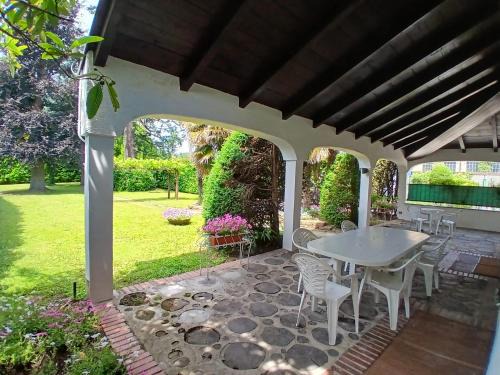 Inverigo House | Villa Gianna affitta camere