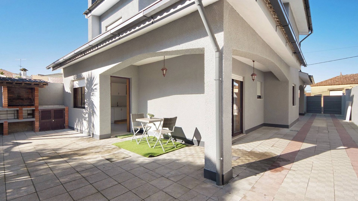 Rates Villa | Villa 'Gilove House' with Private Garden, Balcony and Wi-Fi